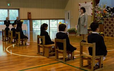 担任の先生の後に続いて入場してきた１年生。姿勢よくすわっています。