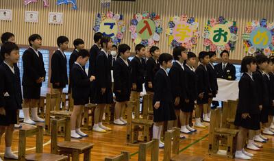 お兄さん、お姉さんたちが、「春の風」の歌をプレゼントしてくれました。 とってもきれいな歌声とハーモニーで、会場の皆さんもうっとり。