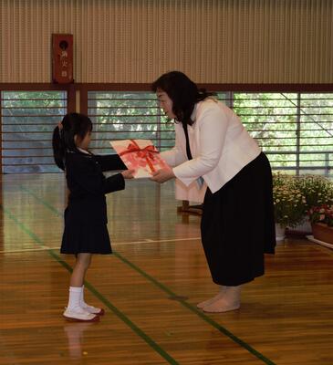 明日から使う教科書の授与。校長先生からいただきました。
