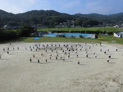 ７／２９の朝の全校ラジオ体操の様子です。