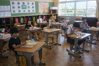 自由服で給食中（4年）