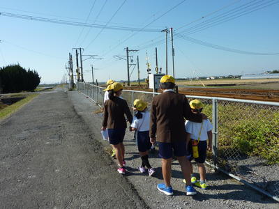 線路沿いを歩く