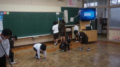 掃除を頑張る１年生