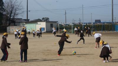 にぎやかな運動場