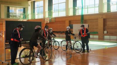 身を乗り出して左右確認