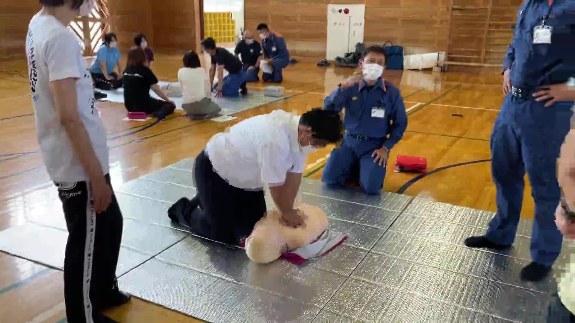 救急救命法の研修（胸骨圧迫）