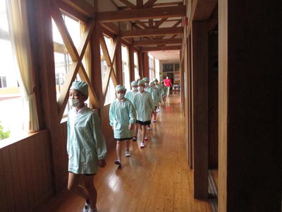 高学年「給食当番」さすがです