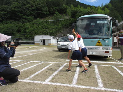 バスを降りた後の安全確認