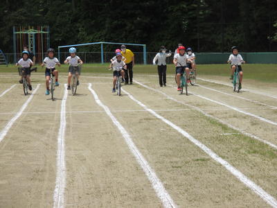 慎重にまっすぐ運転