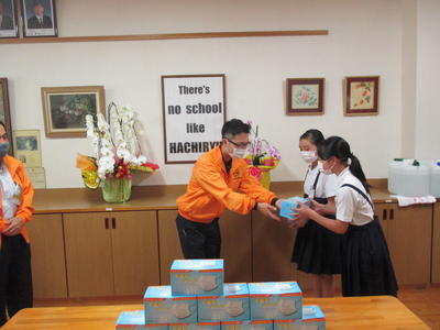 山下会長からマスクを受け取る二人