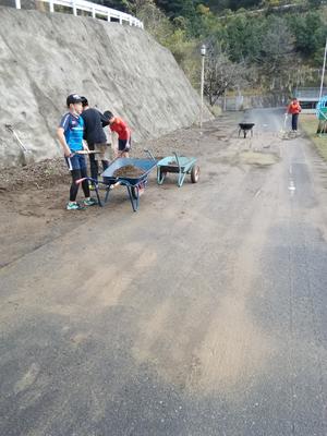 六年生と一緒に作業する中島先生