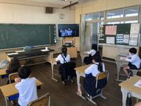 ４年生の発表を聞く３年生