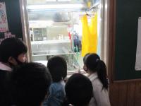 給食室に興味津々