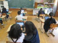 ２年生教室のタブレット学習の様子