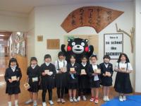 作品を持って「くまモン」と記念写真