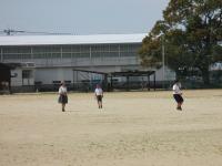 学年・男女入り交じってのサッカー