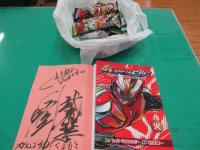 お菓子とサイン入り冊子