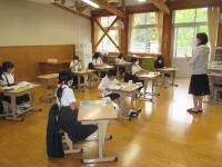 新３年生「地図帳」に興味津々