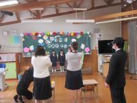 黒板のメッセージの前で写真撮影