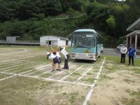 バスの後ろから来る危険