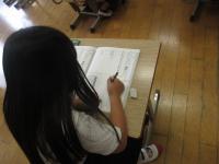 振り返りを書く様子