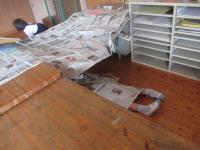 新聞紙の屋根の下で新聞紙のおふとん