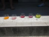 カラフルな色水