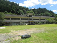 球磨川を見下ろすことができる中津道小学校の校舎