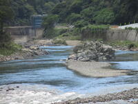 御前岩の奥に見えるは瀬戸石ダム