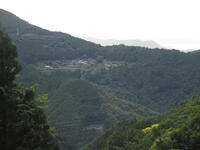 板ノ平集落の奥には八代海が見えます