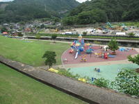 広場の上から見下ろす