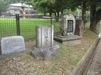 製紙工場跡地の記念碑