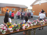 市民球場仮設住宅での贈呈式