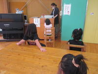 西本先生の耳の検査