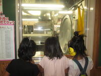 給食室をのぞきこみます