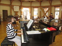 軽快な村井先生のピアノ演奏