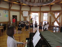 村井先生の伴奏にあわせて