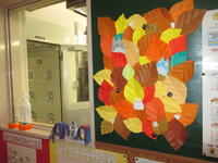 給食室窓の飾り付け