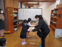 １年生が受け取りました