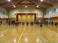 より間隔をとって