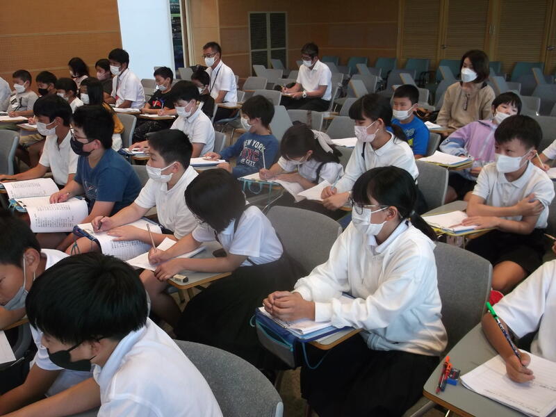 講話を真剣に聴いています