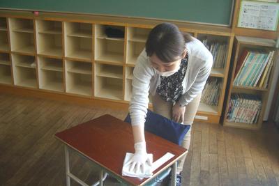 児童用机の消毒