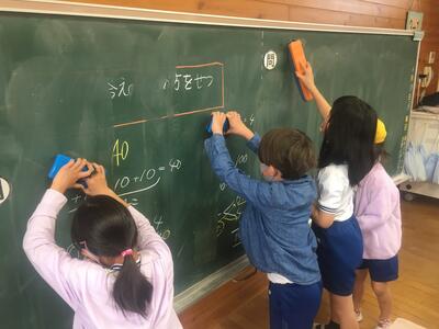 黒板をきれいにしています