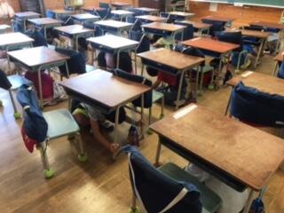 机の下に隠れる１年生