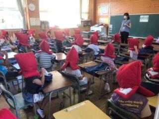 防災ずきんをかぶる１年生