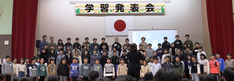 ５・６年生　合唱「♪空高く」