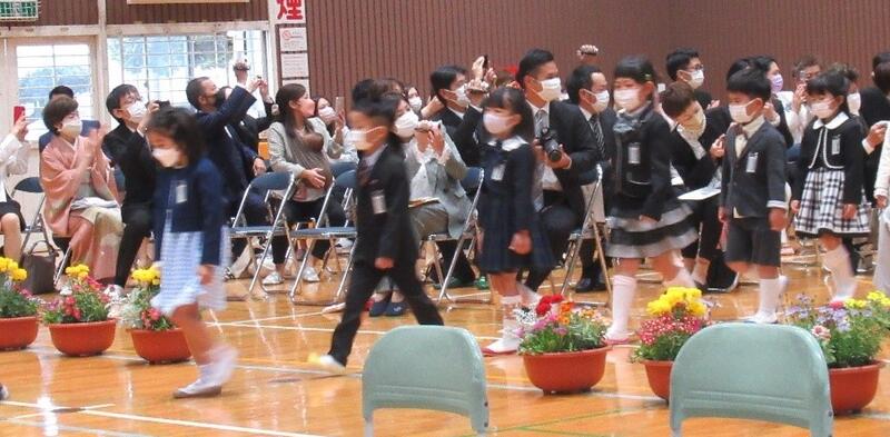 令和４年４月１１日(月）人吉西小学校に４３人の子供たちが入学してきました。おうちの方々が見守られる中、ちょっぴり緊張した面持ちで入場しました。
