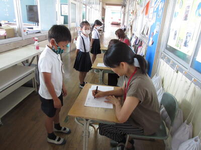 ３年生の廊下です。どの学級も落ち着いた雰囲気の中、真剣に取り組んでいます。