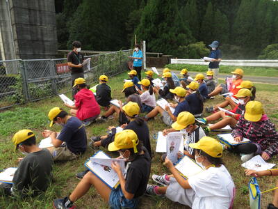 幸野溝の歴史の説明を聞く様子