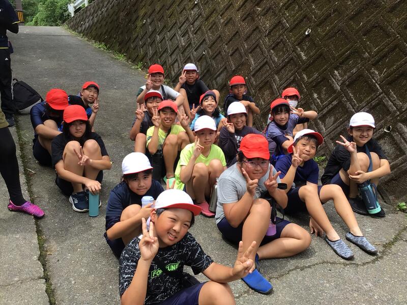 河原での昼食の様子